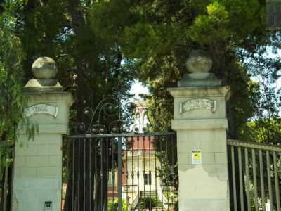 Una splendida villa bianca e rosa dell�800, in ottimo stato ma chiusa e inutilizzata da anni. Parliamo di Villa Costantino, edificio che si erge all�inizio di via Camillo Rosalba, sulla destra della strada, nascosta da un alto cancello